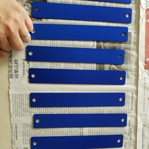 Placa de señalización colgante de aleación de aluminio, 30x120x1,5mm, anodizada con orificio de 205mm para uso multipropósito - Product Image 1