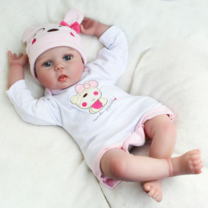 Venta caliente hermosa peluca <span class=keywords><strong>Reborn</strong></span> Baby Doll para niños <span class=keywords><strong>Reborn</strong></span> Doll 22 pulgadas cuerpo de tela silicona simulación bebé <span class=keywords><strong>Reborn</strong></span> - Product Image 4