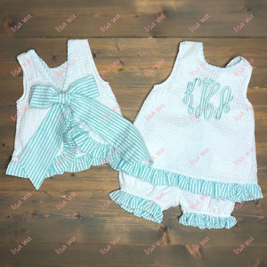 Set di <span class=keywords><strong>Abbigliamento</strong></span> Estivo per Bambine con Monogramma, Senza Maniche, Fiocco sul Retro, Righe Seersucker e Volant - Product Image 3