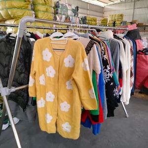 เสื้อกันหนาว<span class=keywords><strong>มือ</strong></span>สองแฟชั่นฤดูห<span class=keywords><strong>น</strong></span>าว DH01 ขายส่ง สำหรับผู้ชายและผู้หญิง ขั้นต่ำ 50 <span class=keywords><strong>กก</strong></span>. เสื้อผ้า<span class=keywords><strong>มือ</strong></span>สองคุณภาพสูง สะอาด ระดับพรีเมียม - Product Image 5