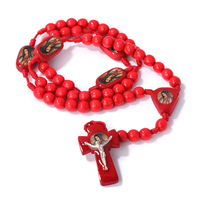 Chapelet en bois rouge avec croix religieuse et médaillon de saint, collier chapelet catholique en bois, pendentif croix