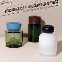 Bouteilles diffuseuses rondes en verre vert personnalisées en usine avec couvercles en bois 50-300ml Contenants en verre d'aromathérapie avec logo personnalisé