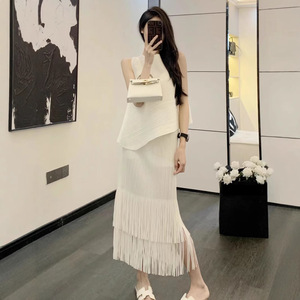 Completo da donna Miyake estivo tinta unita con fiocco e pieghe, composto da gilet e gonna overskirt con nappe, modello alla moda, venduto 100.000 pezzi - Product Image 1