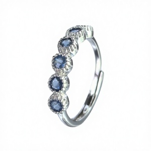 Elegante Anillo de Boda Minimalista Apilable de Plata de Ley 925 con Rodio, Zafiro Azul y Cinco Piedras de Circonita Cúbica con Engaste de Halo, Certificado y Fino - Product Image 3