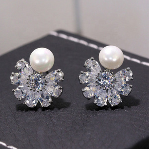 Orecchini a perno con perle a forma di fiocco di neve per donna, orecchini scintillanti, gioielli alla moda per tutti i giorni - Product Image 1