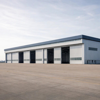 Hangar d'aéroport moderne multi-aisles avec finition bleue, fenêtres de pignon, portes coulissantes et aile de protection