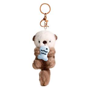 Nouveau Porte-clés en peluche de coton motif Loutre marine de dessin animé, petit pendentif avec poisson, figurine de loutre marine, pendentif décoratif pour sac à dos, vente en gros - Product Image 1