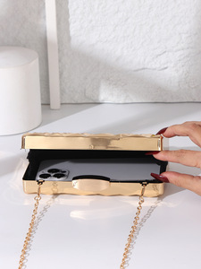 Sac <span class=keywords><strong>de</strong></span> soirée tendance 2026 en <span class=keywords><strong>or</strong></span> chaud, pochette géométrique en acrylique, sacs dorés métalliques pour femmes, sacs <span class=keywords><strong>de</strong></span> fête à chaîne pour soirées formelles - Product Image 4