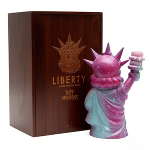 Statua della Libertà in Stile Pop Art - Scultura Decorativa in PVC Dipinta a Mano da Collezione - Product Image 2