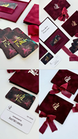 Porte-carte de visite VIP personnalisé en velours bordeaux, style livre, avec logo en feuille d'or, pour certificat cadeau et bon de membre de spa