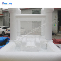 Château gonflable blanc pour mariage avec toboggan, structure de saut gonflable en PVC pour la location événementielle