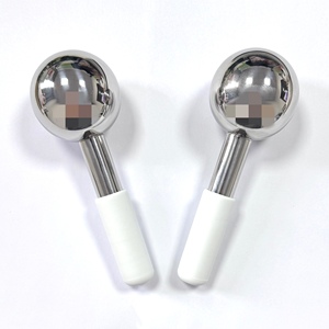 เครื่องมือเสริมความงามระดับมืออาชีพสำหรับกระชับผิวหน้า ลดบวม ลดอาการบวมน้ำ  ลูกกลิ้งน้ำแข็งสแตนเลสบำบัดความเย็น - Product Image 1