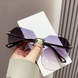 Nouvelle Tendance Mode : Lunettes de <span class=keywords><strong>Soleil</strong></span> <span class=keywords><strong>Femme</strong></span> Sans Monture, Protection UV400, Haut de Gamme, Personnalité, Amincissant le Visage, Or Blanc, Pour Soirée - Product Image 1