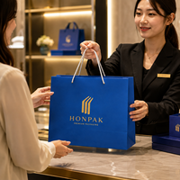 Sac shopping en papier bleu de luxe avec logo en feuille d'or, poignée en corde blanche, emballage cadeau personnalisé pour la vente au détail HONPAK