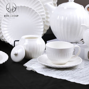 Service de table en céramique blanche classique <span class=keywords><strong>à</strong></span> bord festonné, plusieurs pièces, assiettes pour tables de restaurant et collections de <span class=keywords><strong>vaisselle</strong></span> intemporelles - Product Image 3