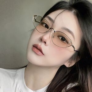 Gafas de Sol de ojo de gato de metal: el mismo estilo que las más populares en las redes sociales de Redbook. Gafas atrevidas estilo Y2K para mujer. - Product Image 3