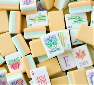 Juego de Mahjong Americano con 160 Cartas, Hecho de Acrílico Rojo Rosado, Apto para Adultos - Product Image 1