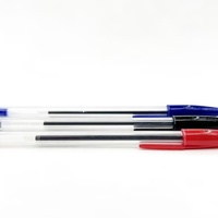 Stylo bille en plastique de 1,0 mm de large, encre noire/bleue/rouge, écriture fluide, logo personnalisé, design classique pour le bureau et l'école (vente en gros)