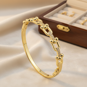 Nouveau bracelet jonc empilable plaqué or 18 carats pour femmes |   Conception de fermoir à broche incrusté de cristaux |   <span class=keywords><strong>Bijoux</strong></span> de <span class=keywords><strong>mode</strong></span> de luxe en gros - Product Image 1