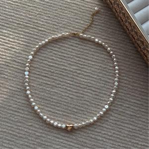 Collar de Perlas Pequeñas con Forma Barroca Chapado en Oro de 14K para Mujer, Cadena de Clavícula de Lujo Ligero, Estilo Natural - Product Image 5