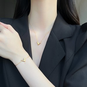 TZ062 Juego de Joyería Minimalista de Acero Inoxidable 316L, Chapado en Oro de 18K, Collar y Aretes con Forma de Corazón en V, Hipoalergénico - Product Image 4