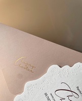 Ensemble d'invitations de mariage élégantes en papier de coton vintage de luxe, bordure blanche en relief avec rose, accent bordeaux, thème romantique de jardin