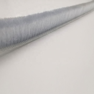 En gros <span class=keywords><strong>pas</strong></span> <span class=keywords><strong>cher</strong></span> prix en plastique glissière laine brosse bande de joint D'<span class=keywords><strong>aileron</strong></span> bande météo Avec PVC ailettes bonne performance d'étanchéité - Product Image 1