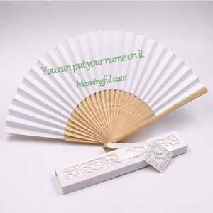 Abanico de Bambú Personalizado de 21 cm para Mujer, Pintado a Mano con Seda, Arte Nupcial con Estilos Tradicionales de Flores y Ángeles, Palabras Grabadas y Música - Product Image 1