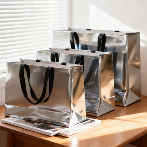 Sacs en <span class=keywords><strong>papier</strong></span> shopping argentés métallisés brillants, base renforcée et carton épais, sacs cadeaux de luxe pour cosmétiques et vêtements - Product Image 5
