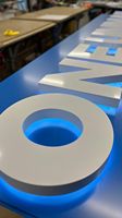 Enseigne en métal rétroéclairée Logo d'entreprise Acrylique Lettre Nom Illuminé Led en acier inoxydable Miroir doré Rétro-éclairé Logo 3D Signalisation