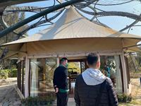 Tente de glamping conique BABERY avec toit en PVDF et structure durable pour hôtel-resort écologique en forêt