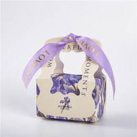 Vente en gros mini boîte-cadeau de faveur de mariage emballage en papier de chocolat de bonbons avec poignée en ruban revêtement UV dossiers imprimés pour les sucres