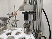 Machine de remplissage automatique pneumatique rotative pour boissons gazeuses en petites fioles