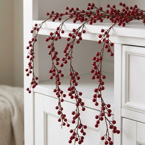 Guirlande de Noël artificielle en rotin avec baies rouges, décoration pour fenêtre ou porte, ornement suspendu - Product Image 1
