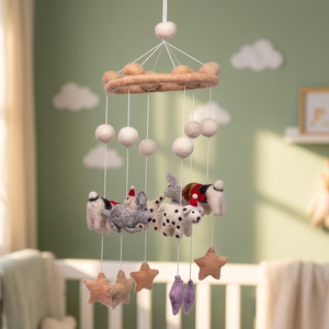 Móvil de Cuna para Bebé Hecho a Mano con Fieltro de Aguja, Juguete Colgante de Animales y Estrellas de Fieltro de Lana Ecológico, Decoración de Techo para Cuarto de Bebé de 2 a 4 Años - Product Image 2