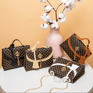 2025 vente chaude sacs à main de voyage en alliage carré de Style coréen pour les filles imperméables avec fermeture à glissière et décoration de chaîne - Product Image 6