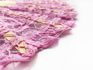 Éventail élégant en dentelle Battenberg, en bambou sculpté, art populaire pour adultes, magnifique accessoire de mariage - Product Image 5