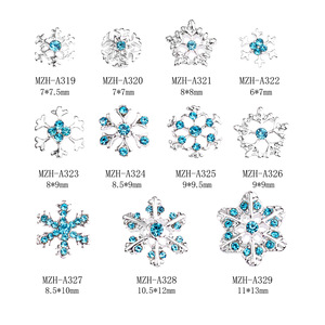 Vente en gros de breloques pour ongles en alliage métallique argenté 3D, flocons de neige bleus en strass, décoration d'hiver pour ongles, fournitures pour ongles - Product Image 4