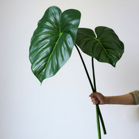 Feuilles de Monstera artificielles en polyuréthane imprimées en 3D de haute qualité et fleurs vertes luxueuses pour la décoration de mariage