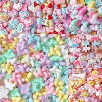 Accessoires en résine DIY : mini pantoufles, panneaux routiers, donuts, cœurs pixelisés ; breloques miniatures assorties pour pinces à cheveux et décoration de coques de téléphone