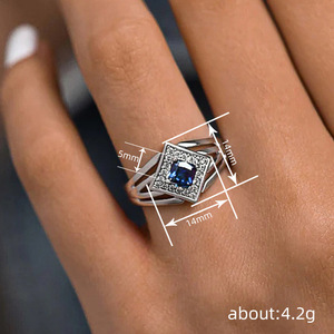 Anello Futuristico a Forma di Diamante con Zirconi Stratificati per Donne, Gioiello da Dito Geometrico alla Moda - Product Image 5