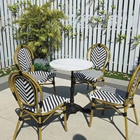 Ensemble de table et de chaises de restaurant moderne pour l'extérieur, avec structure en bois, pour la cour d'une villa et la terrasse d'un café