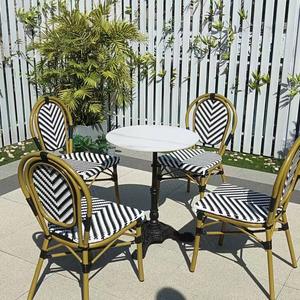 Table et chaises d'extérieur pour la cour de la villa; <span class=keywords><strong>terrasse</strong></span> du café; chaise en osier rétro française dans une garde extérieure - Product Image 2