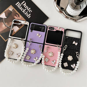 Coque de téléphone fleur en cuir froissé à la mode avec couverture de chaîne de perles pour <span class=keywords><strong>Samsung</strong></span> pour <span class=keywords><strong>Galaxy</strong></span> <span class=keywords><strong>Z</strong></span> Flip6 Flip5 Flip4 <span class=keywords><strong>Z</strong></span> Fold6 Fold5 Fo - Product Image 5