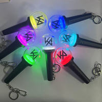 RICHSHINING Mini porte-clés LED avec logo personnalisé Porte-clés éclairage LED Accessoires de concert K-pop Mini bâton officiel LED pour fête