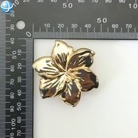 2025 más nuevo traje de baño impermeable joyería Aleación de Zinc oro flor hebilla para mujer traje de baño broche sujetador Clip Bikini conector
