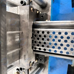 เครื่องขึ้นรูปประตูม้วนสแตนเลส พร้อมมอเตอร์ PLC และเครื่องยนต์ 9.5 กิโลวัตต์ 380 โวลต์ - Product Image 5