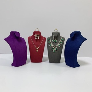 Expositor de Joyería de Alta Gama: Busto de Maniquí de PVC Moldeado por Inyección con Acabado Cepillado para Exhibición de Joyería de Cuello, Soporte Todo en Uno - Product Image 4