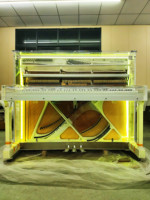 Piano vertical en plexiglas