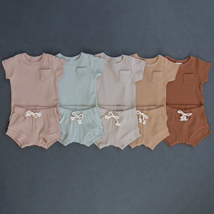 Ensembles côtelés pour tout-petits : T-shirt avec poche et bloomers à cordon pour enfants – Ensemble deux pièces personnalisé (haut et short) – Vêtements pour enfants - Product Image 1